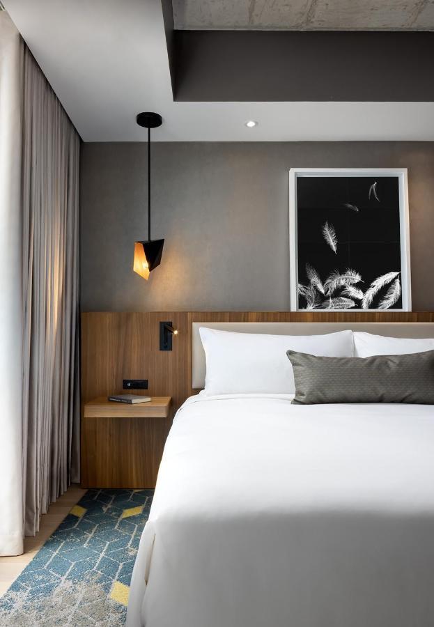 Humaniti Hotel Montreal, Autograph Collection Exterior photo