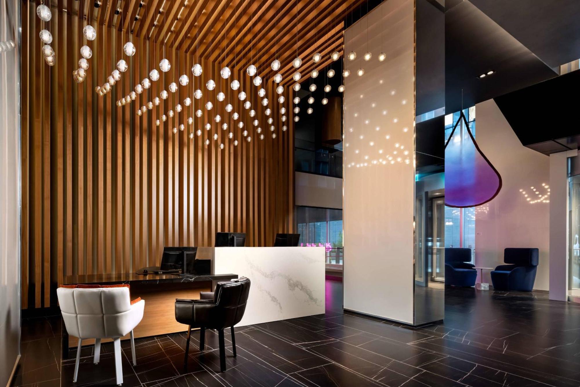Humaniti Hotel Montreal, Autograph Collection Exterior photo