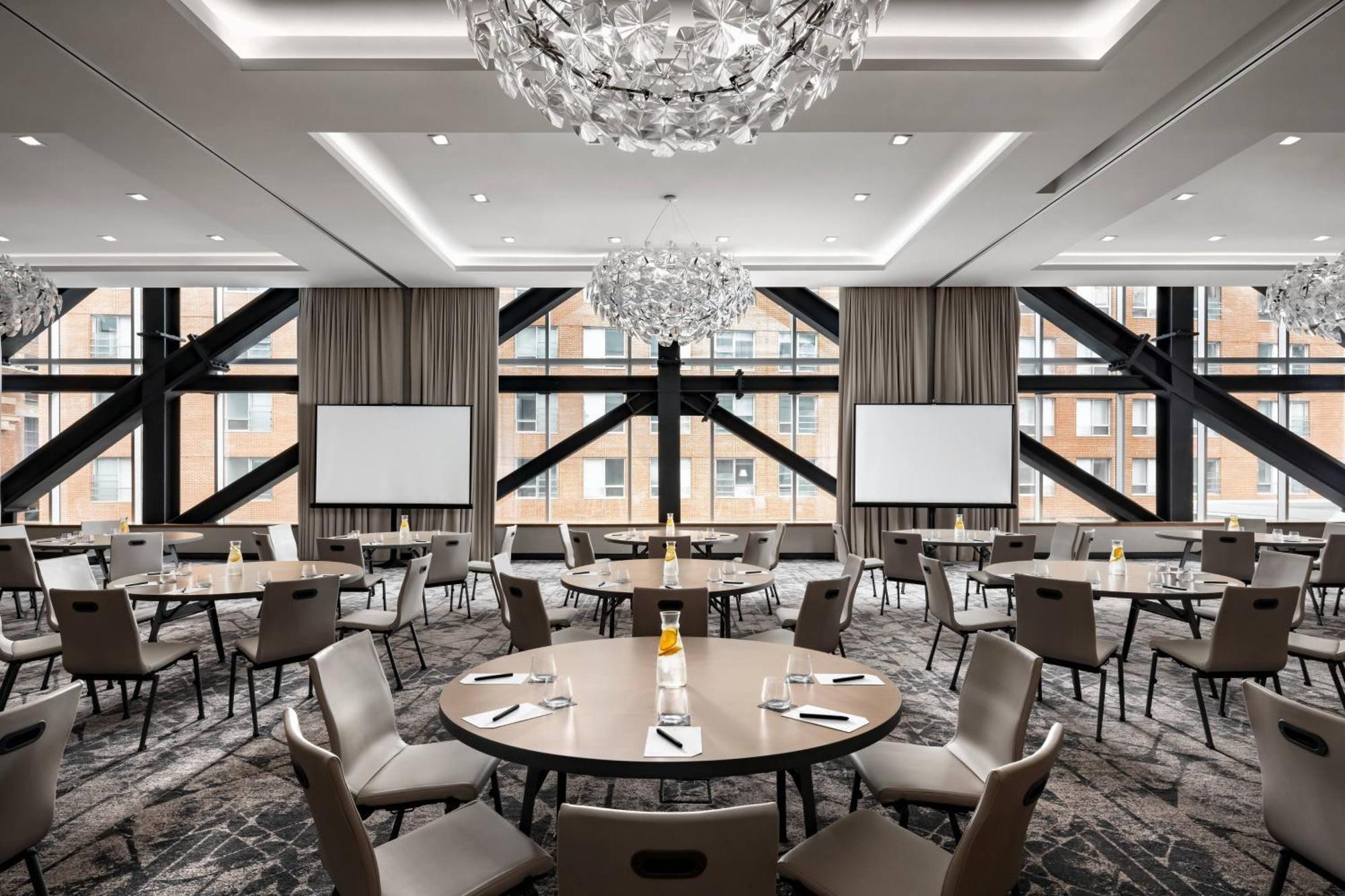 Humaniti Hotel Montreal, Autograph Collection Exterior photo
