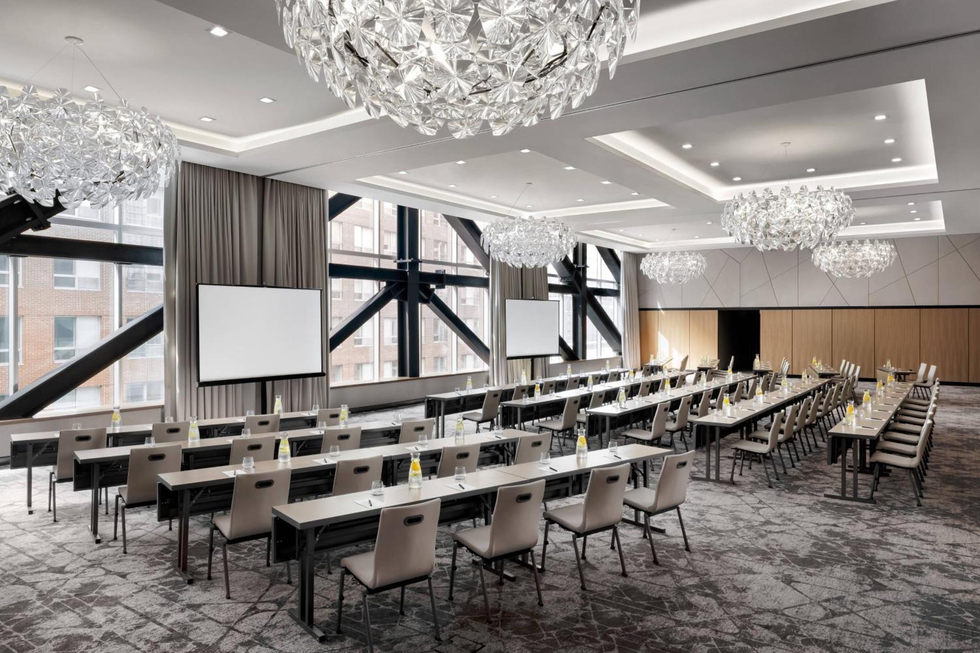 Humaniti Hotel Montreal, Autograph Collection Exterior photo